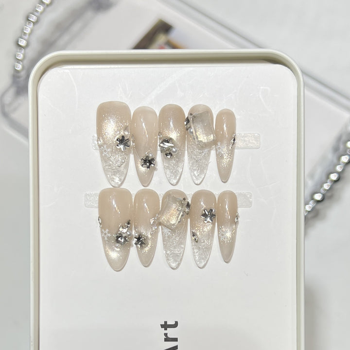 Künstlerisches Press-On-Nageldesign