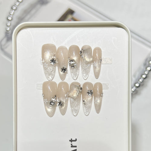 Künstlerisches Press-On-Nageldesign