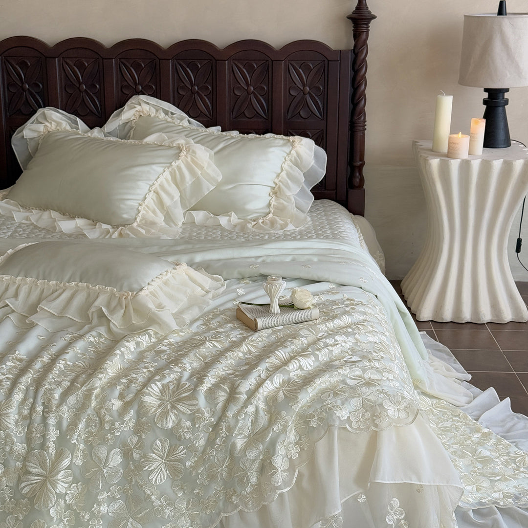 Elegante Satinbettgarnitur mit doppellagigem Chiffon‑Volant und floraler Reliefstickerei