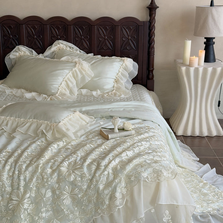 Elegante Satinbettgarnitur mit doppellagigem Chiffon‑Volant und floraler Reliefstickerei