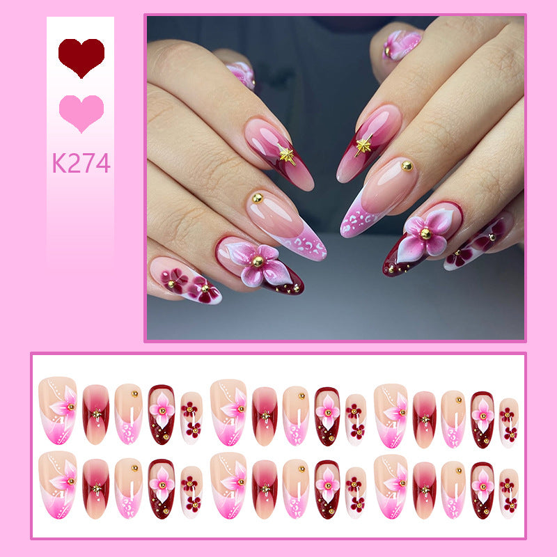 Kunstnägel mit floralen Designs und eleganten Details Karnz