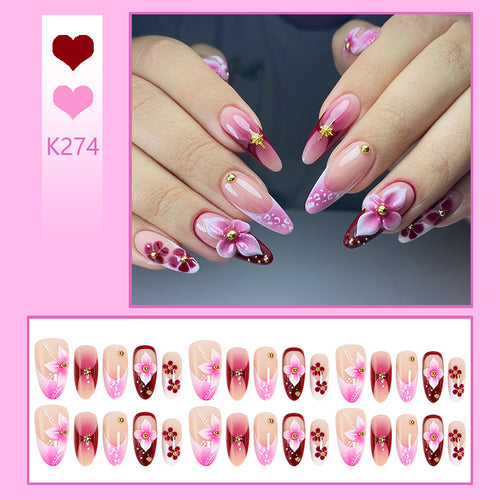 Kunstnägel mit floralen Designs und eleganten Details Karnz