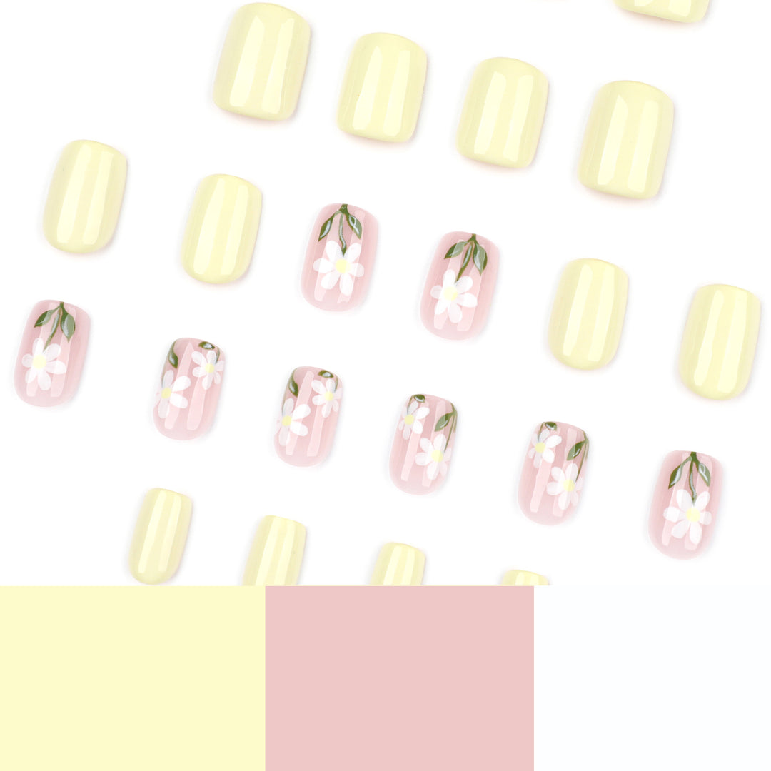 Kunstvolle Nagelverlängerungen mit eleganten Blumen-Design Karnz
