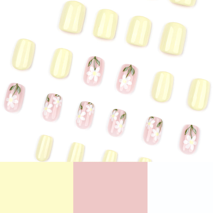 Kunstvolle Nagelverlängerungen mit eleganten Blumen-Design Karnz