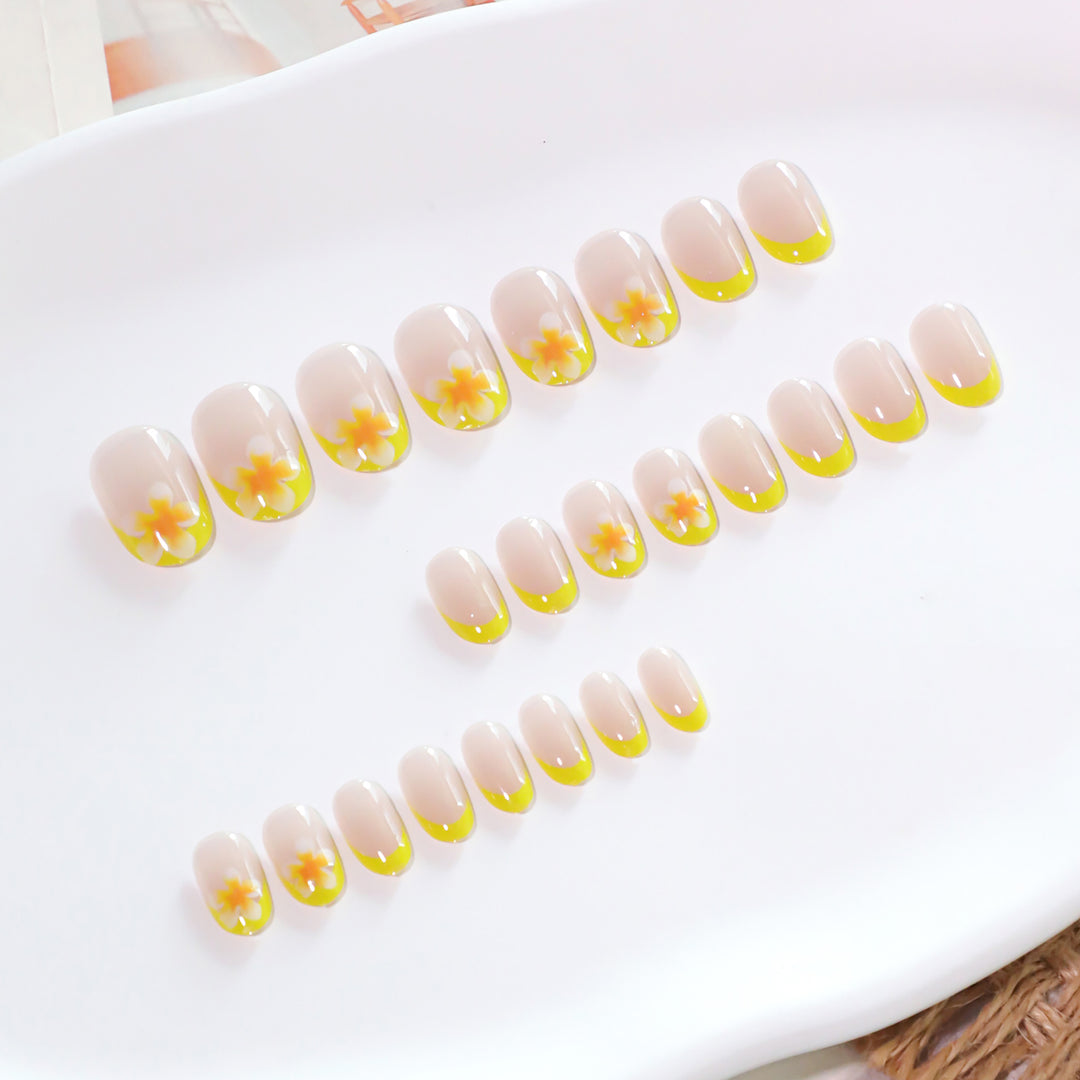 Künstliche Nagelkunst mit blühendem Design Karnz