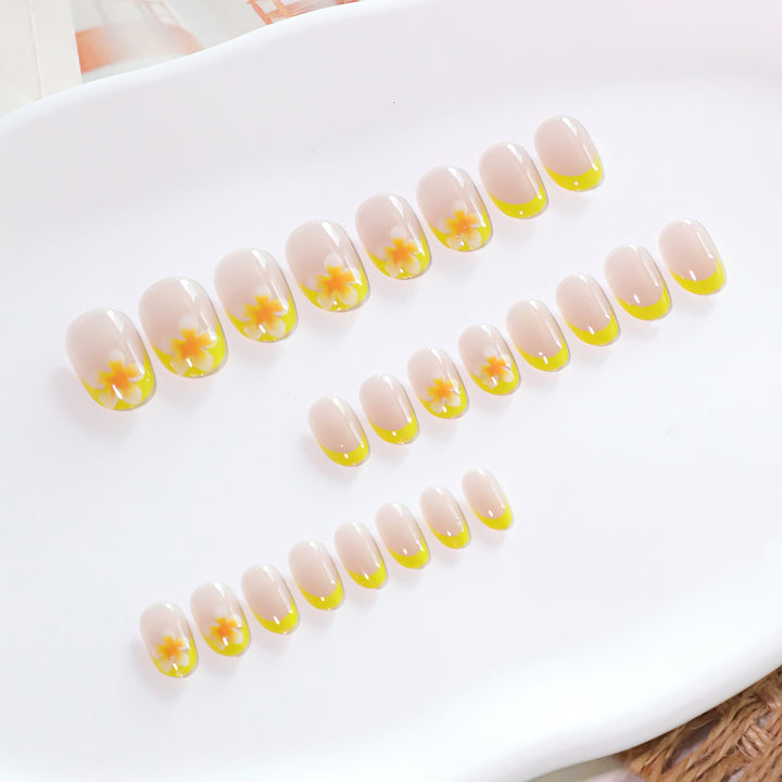 Künstliche Nagelkunst mit blühendem Design Karnz