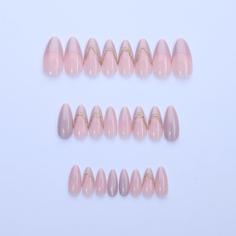 Elegantes Stiletto Press-On Nagelset mit 3D Goldakzenten