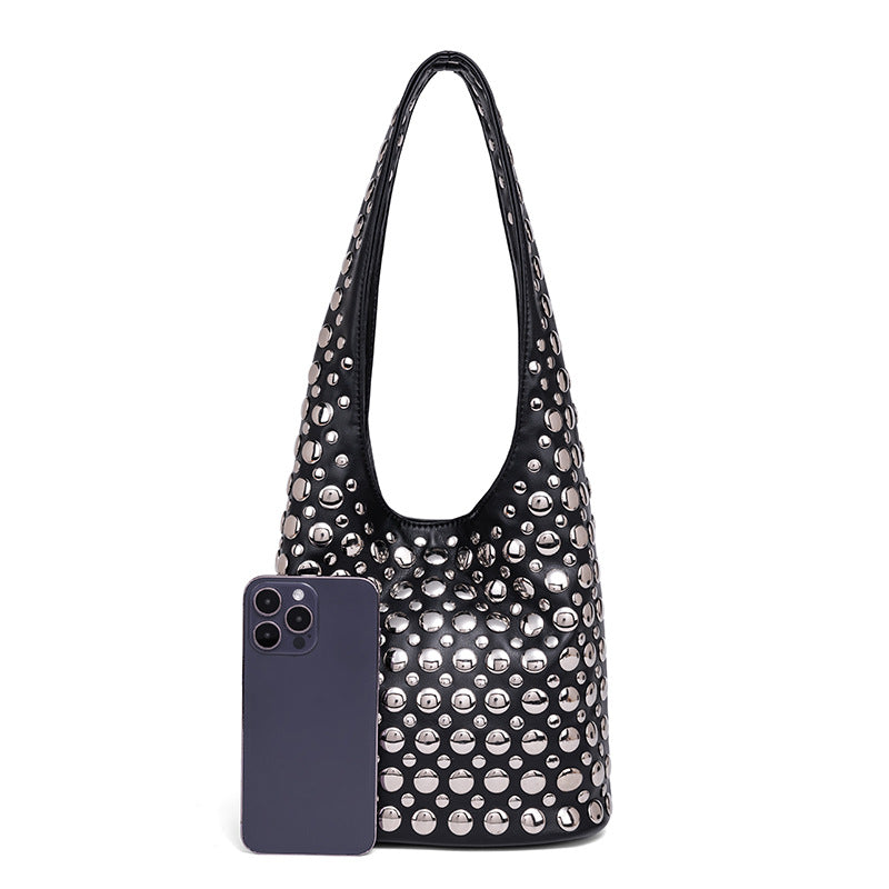 Nietenleder Schultertasche Karnz