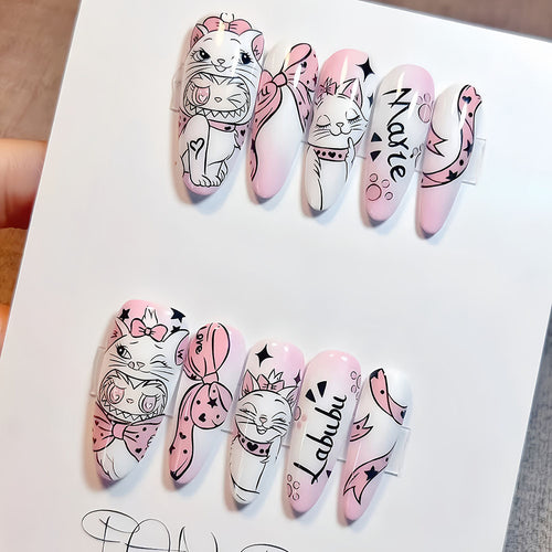 Verspielte Kunstnägel mit Katzenmotiven Karnz