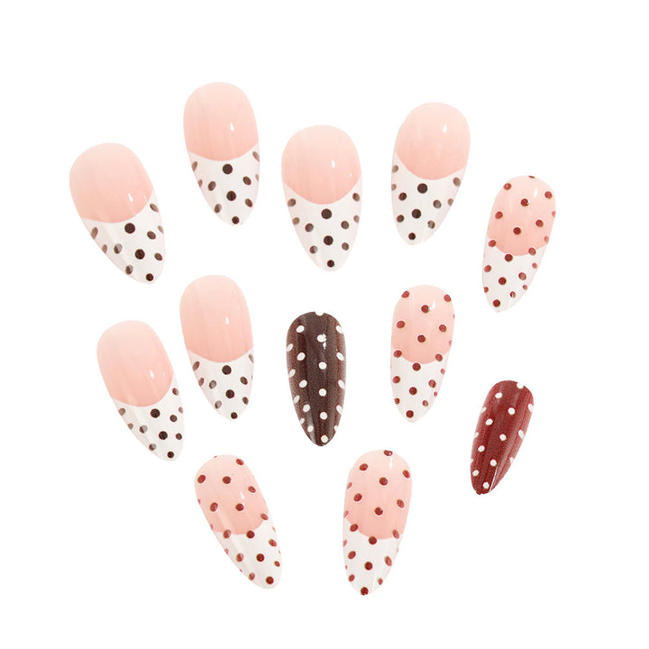 Kreative Kunstnägel im modernen Polka-Dot-Design Karnz