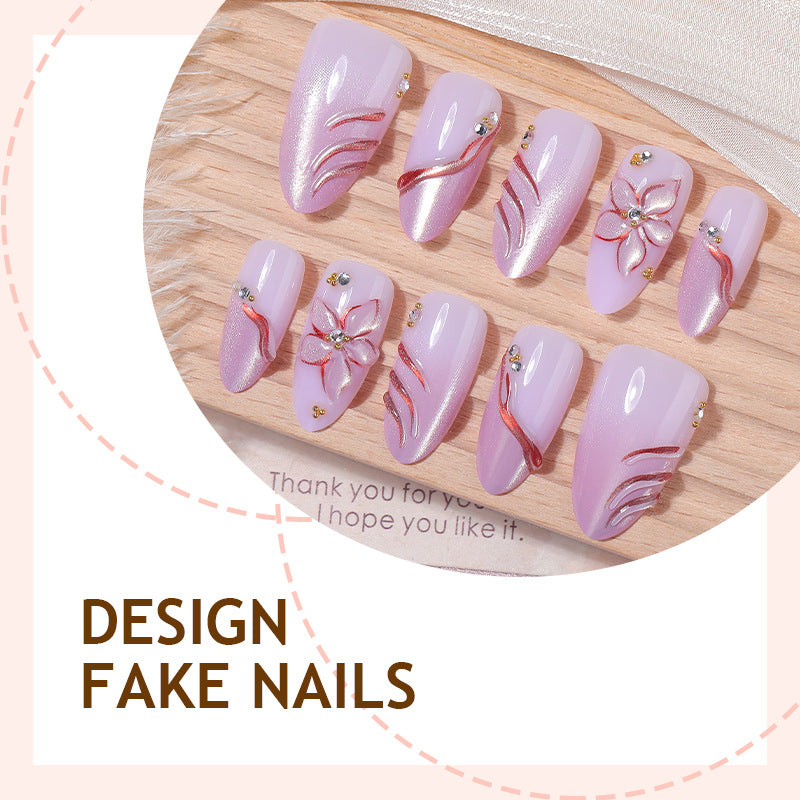 Kunstnagelset mit zarten floralen Designs und eleganten Glitzerdetails Karnz