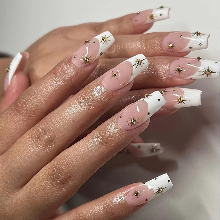 Elegante Gel-Nägel mit funkelnden Sternenverzierungen Karnz