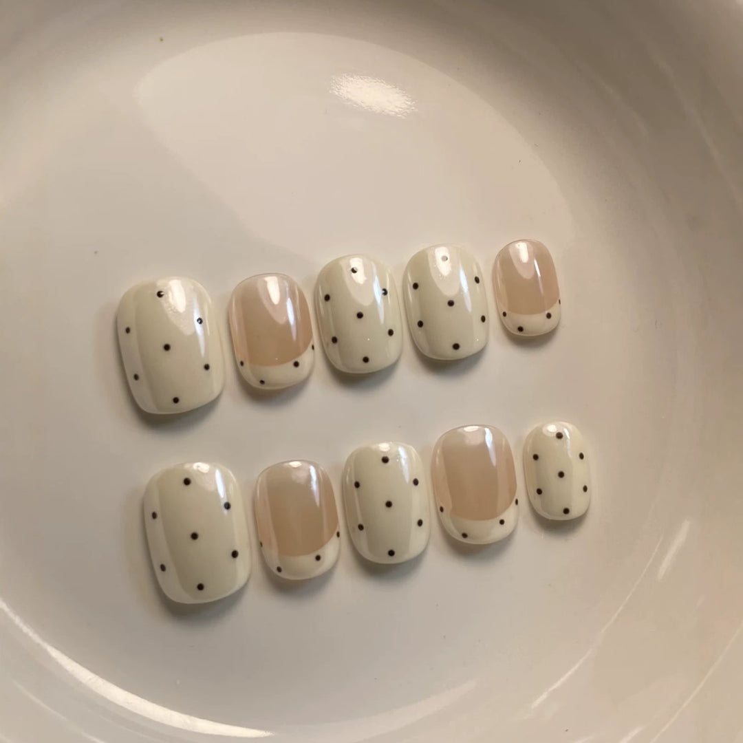 Dekorativer Press-On-Nagelset mit Punktdesign