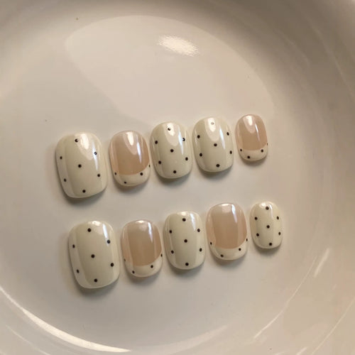 Dekorativer Press-On-Nagelset mit Punktdesign