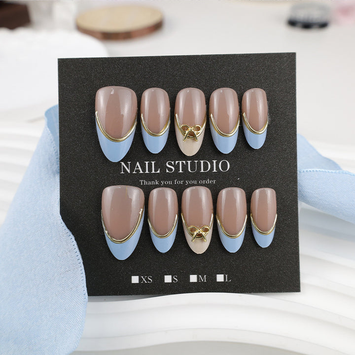 Kunstnagelset mit eleganten Designs und Goldakzenten Karnz