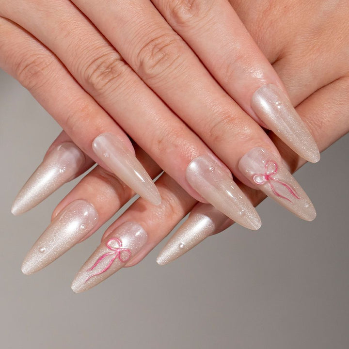 Elegantes Stiletto Press-On Nagelset mit Schleifenakzenten Karnz