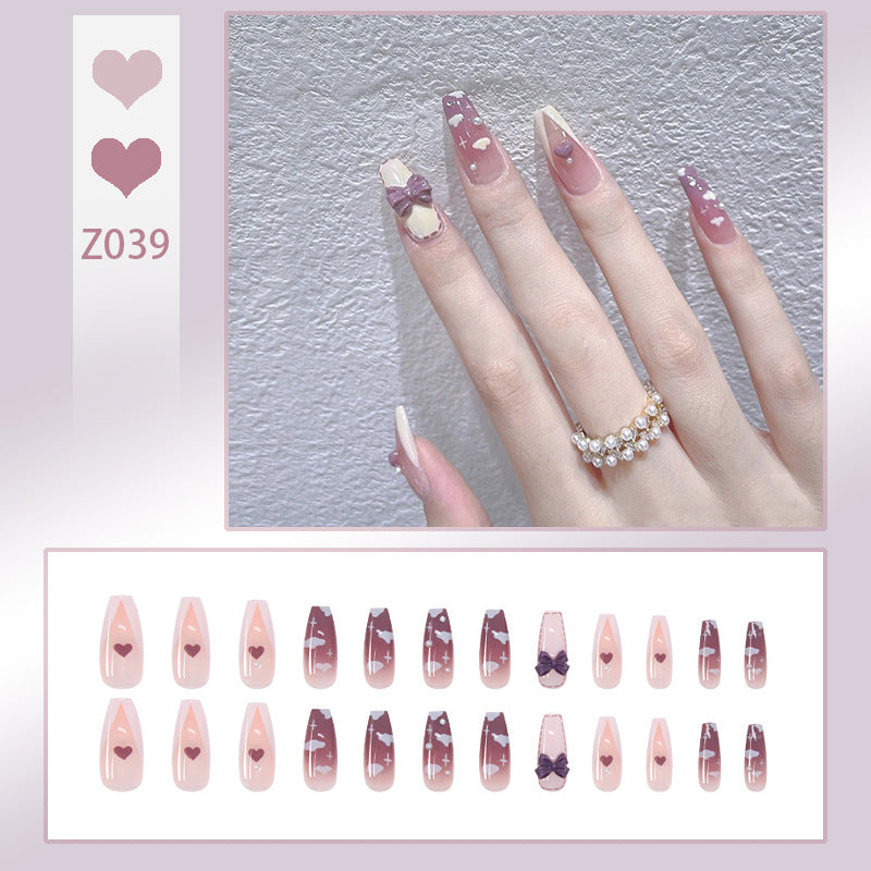 Kunstnagelset mit eleganten Glitzerverzierungen und schimmernden Akzenten Karnz