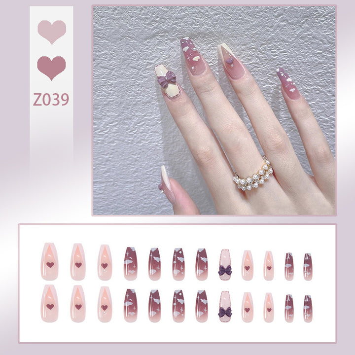 Kunstnagelset mit eleganten Glitzerverzierungen und schimmernden Akzenten Karnz