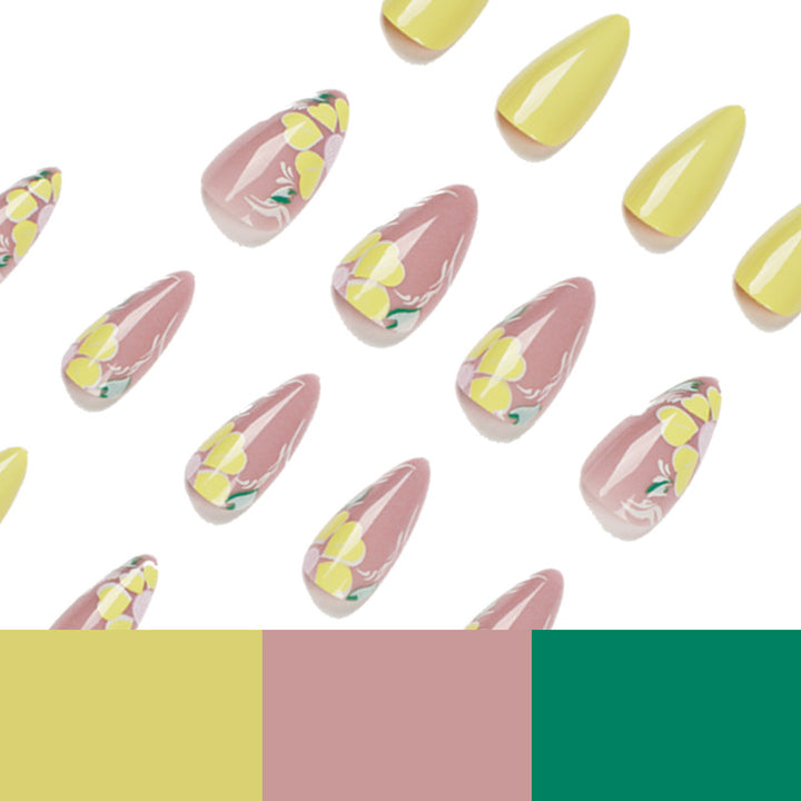 Kunstvolle Nagelkunst mit floralem Design Karnz