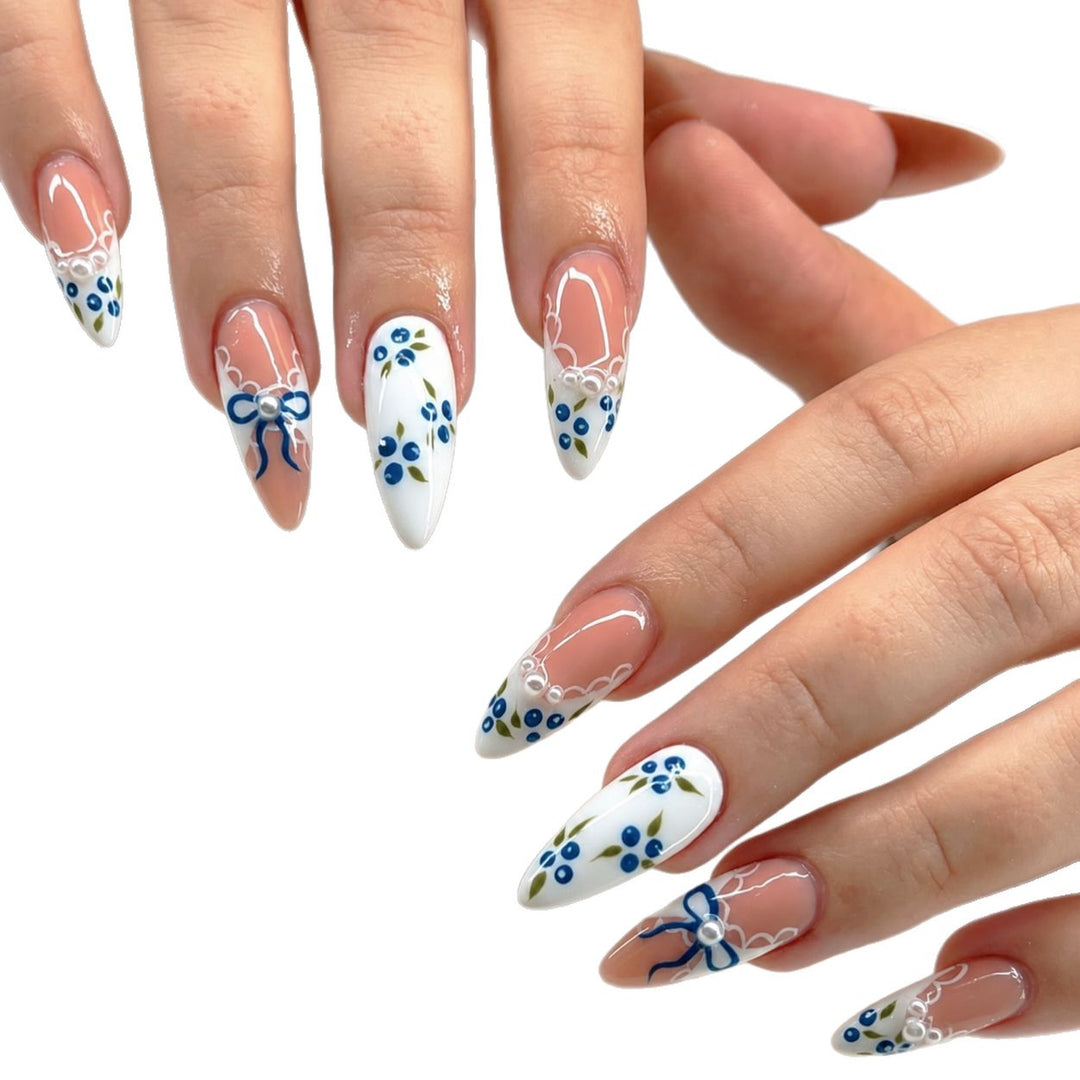 Kunstnägel mit Romantischem Blumen- und Schleifendekor Karnz