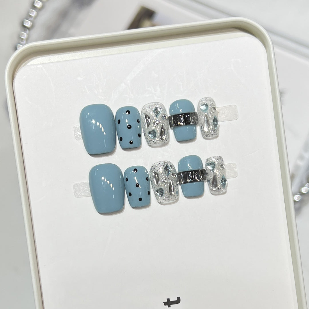 Dekorativer Press-On-Nagelset mit glitzernden Akzenten Karnz