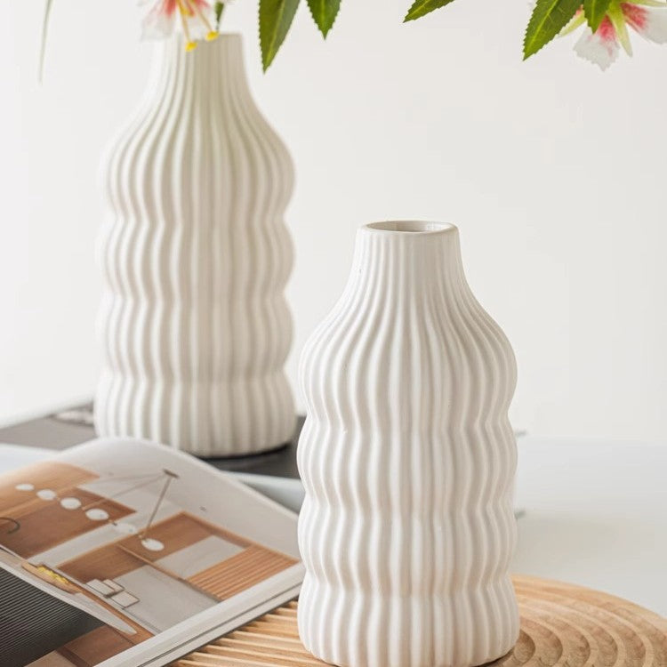 Stilvolle Keramikvase mit Wellenstruktur Karnz