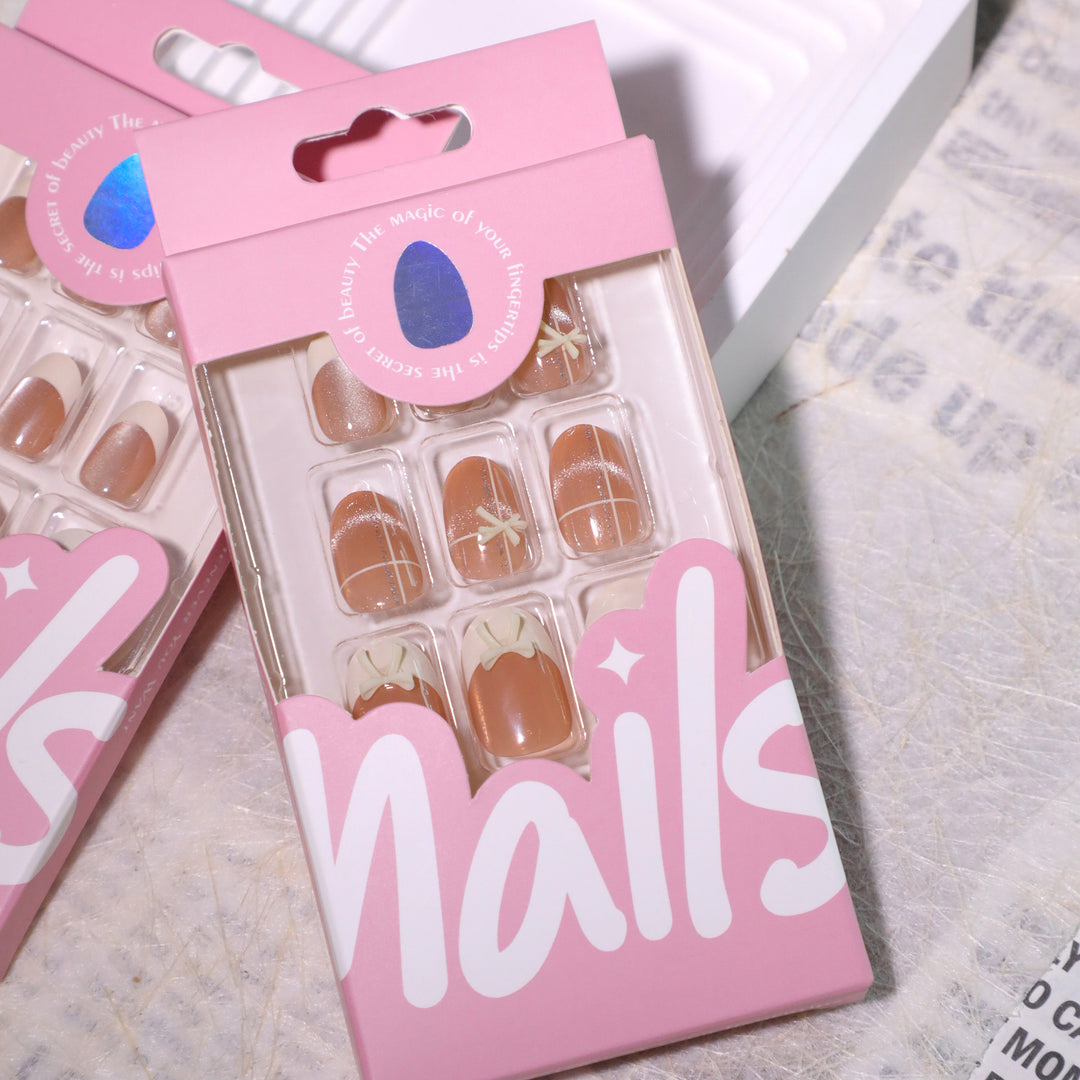 Elegante Kunstnailart mit zarten Blütenmotiven Karnz