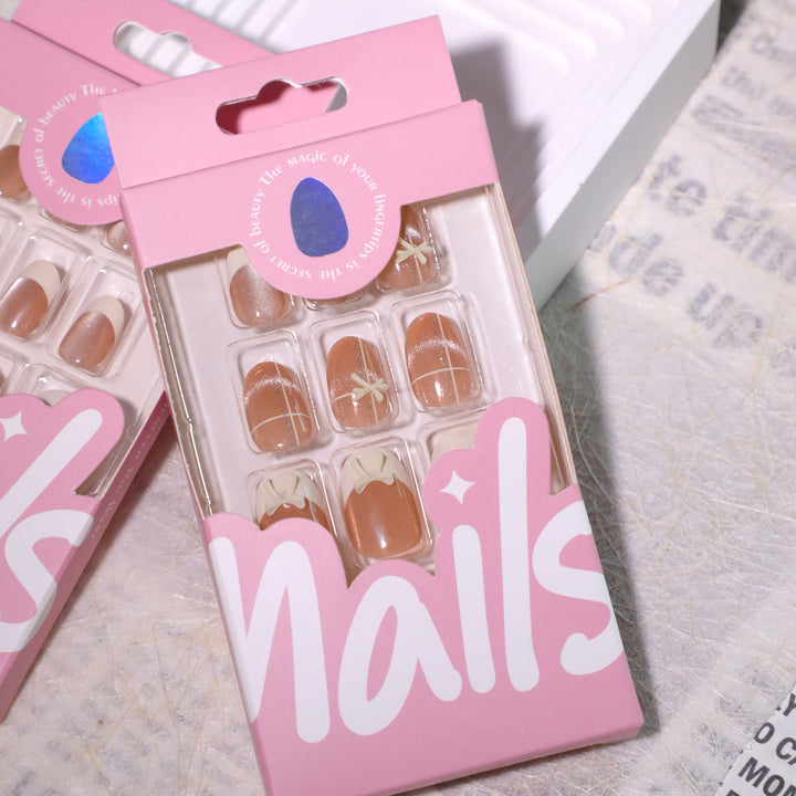 Elegante Kunstnailart mit zarten Blütenmotiven Karnz