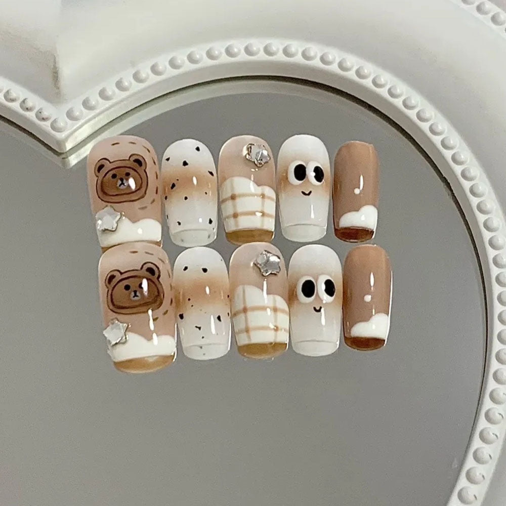 Elegante Nagelkunst mit Glitzerkante Karnz