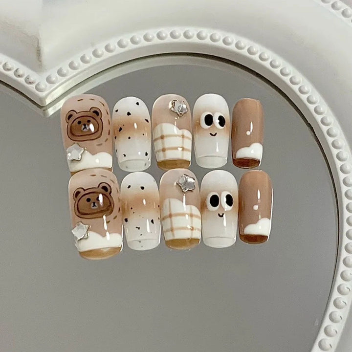 Elegante Nagelkunst mit Glitzerkante Karnz