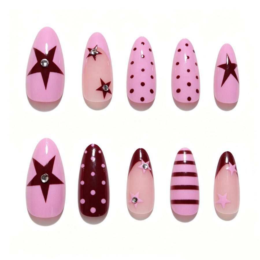 Kunstnagelset mit asymmetrischen Designs und Glitzerakzenten Karnz