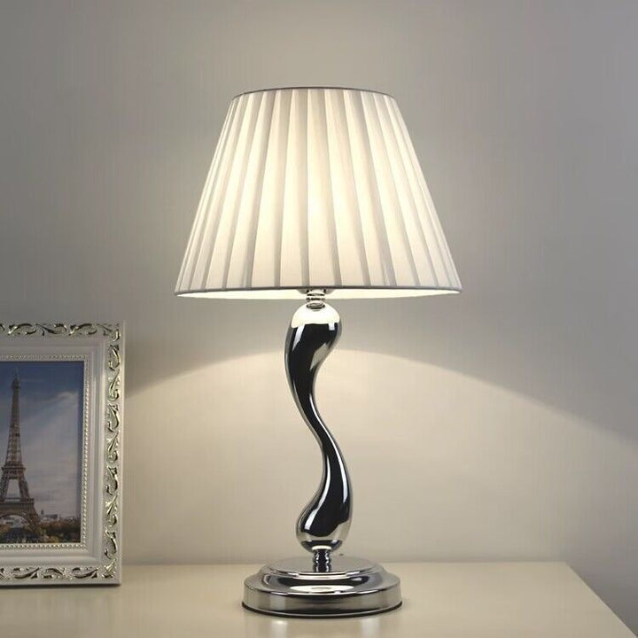 Elegante Tischlampe mit floralem Muster