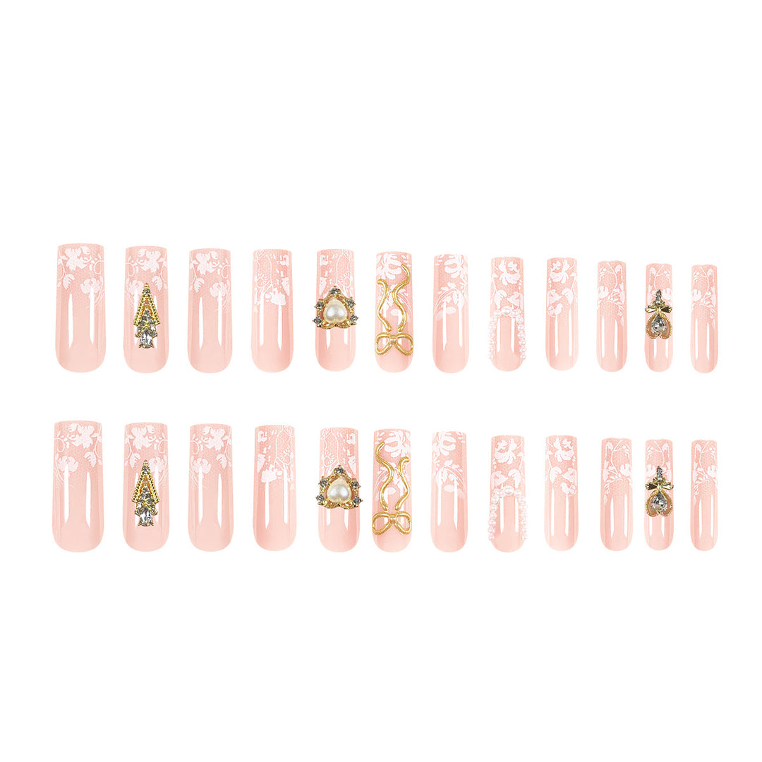 Kunstvolle Long Nails mit eleganten Goldakzenten Karnz
