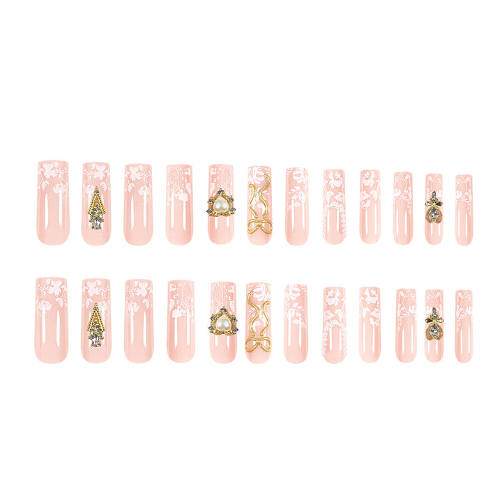Kunstvolle Long Nails mit eleganten Goldakzenten Karnz