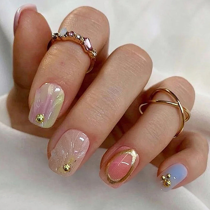 Dekorativer Press-On Nagelset mit goldenen Akzenten Karnz
