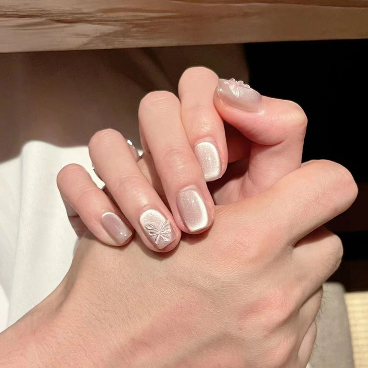 Künstlerisches Stiletto Press-On Nagelset mit einzigartigen Designelementen Karnz