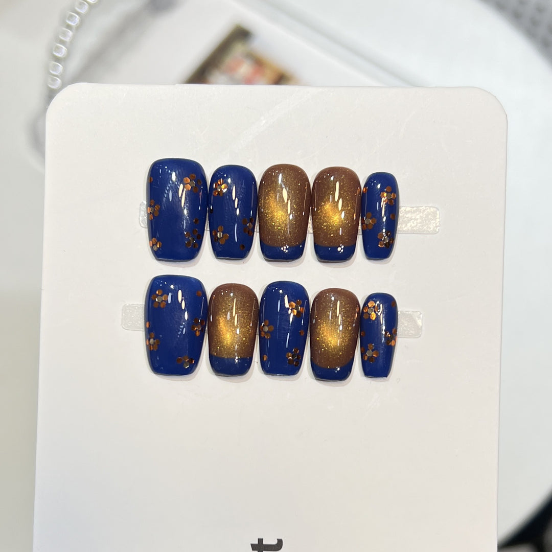 Dekoratives Press-On Nagelkunstset mit Glitzer und floralen Akzenten Karnz