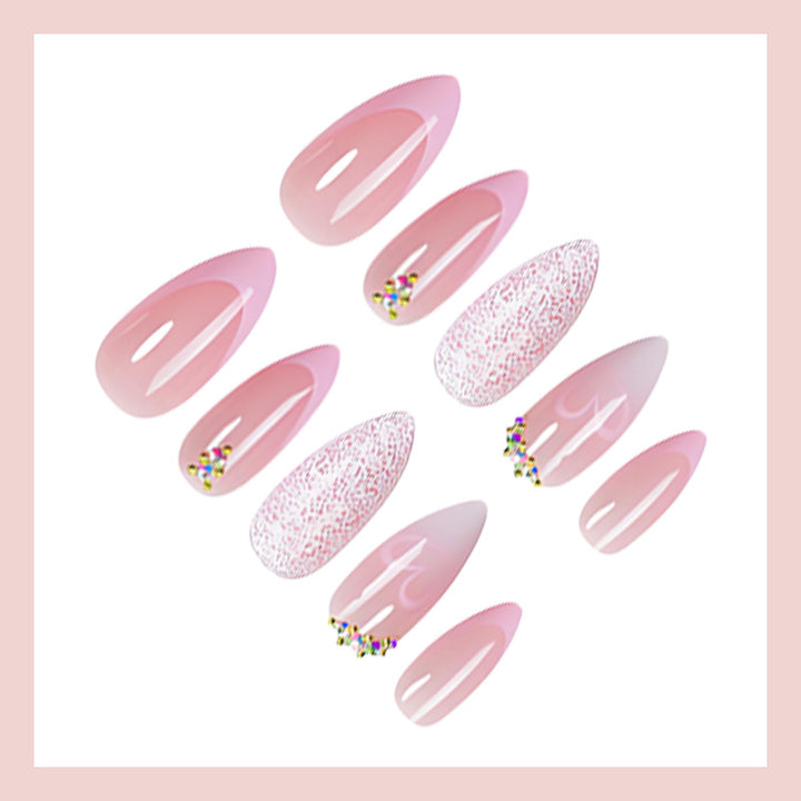 Kunstnagelset mit zartem Glitzer und Herzmotiven Karnz