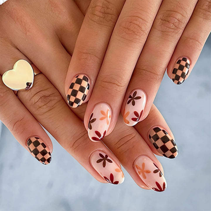 Künstlerische florale und geometrische Press-On Nägel