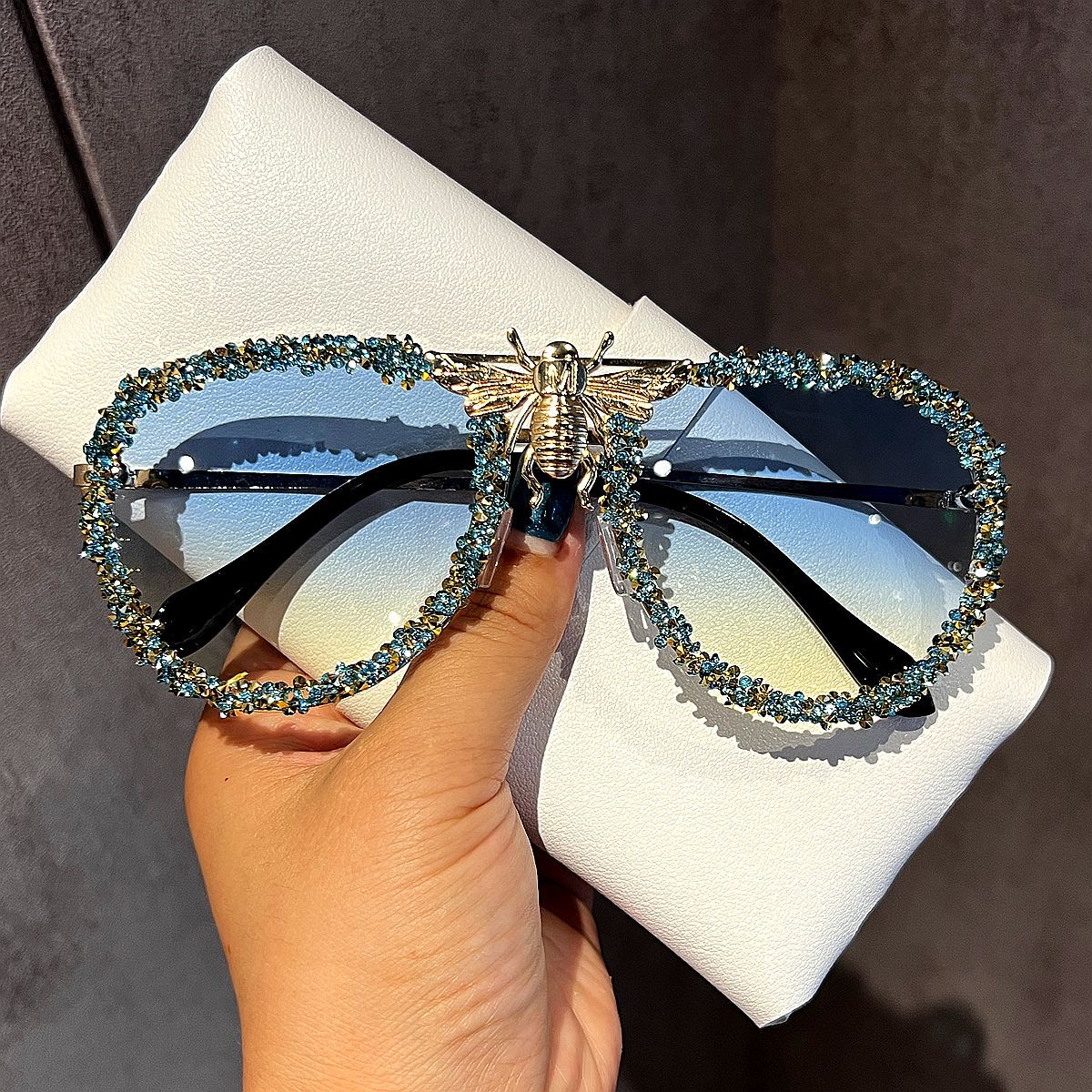 Damen Glamouröse Oversize-Sonnenbrille mit einzigartigem Schmuckrahmen Karnz