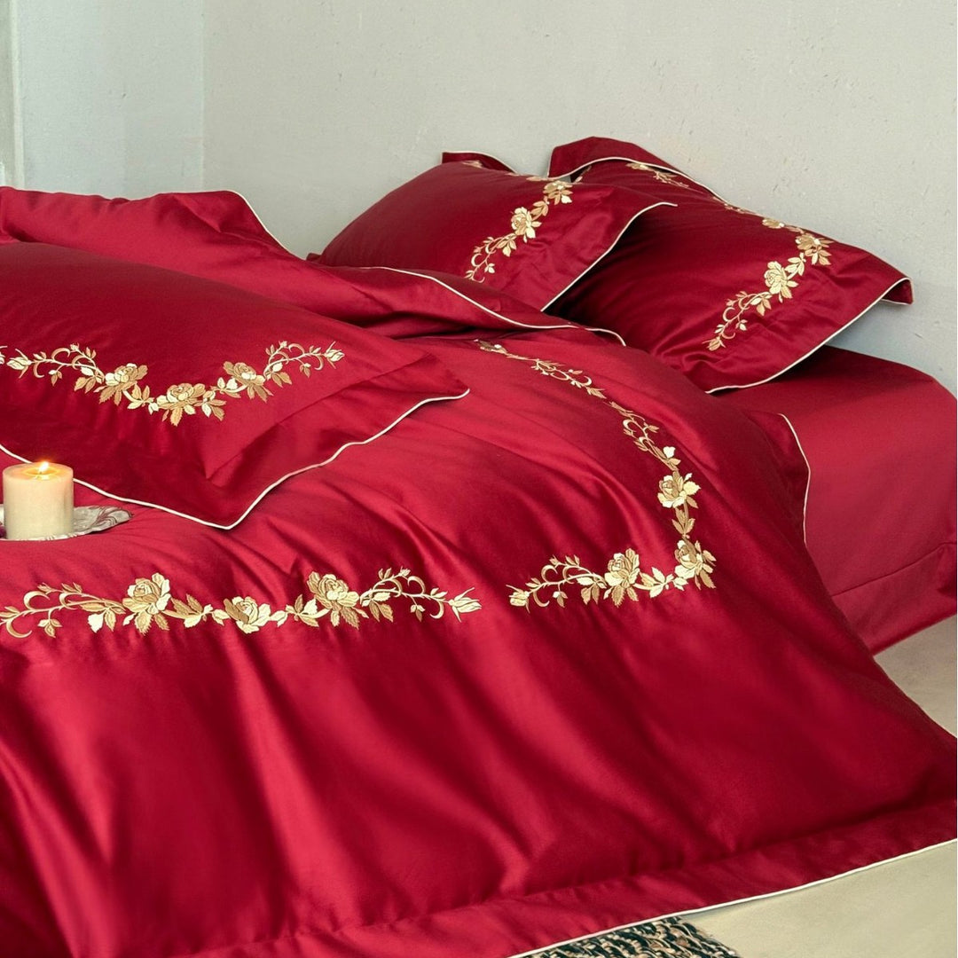 Luxuriöses Satin-Bettwäsche-Set mit floraler Goldstickerei und feiner Paspelierung