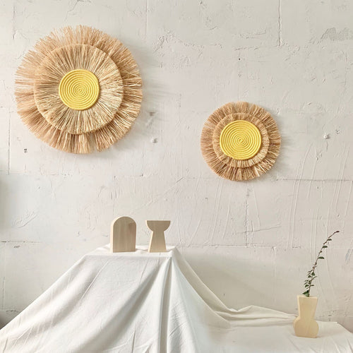 Dekorativer Wandschmuck mit Kunstfaser und Holzperlen Karnz