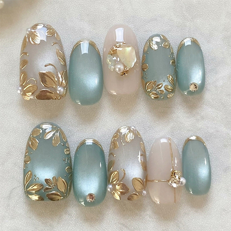 Dekorative Press-On-Nagelkollektion mit floralen Akzenten Karnz