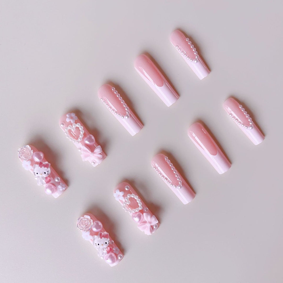 Kunstnagelset mit verspielten 3D-Akzenten und Perl-Details Karnz