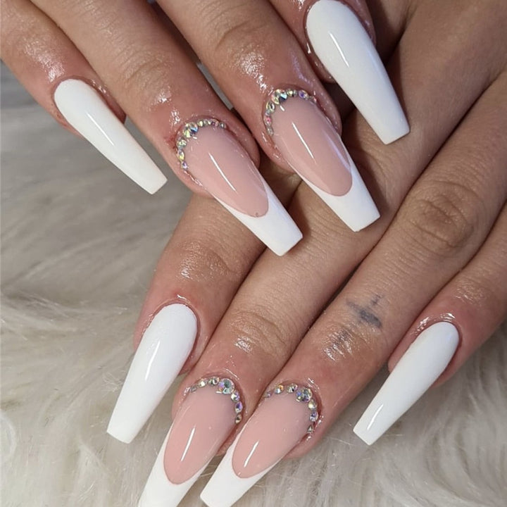 Luxuriöse lange Stiletto Press-On Nägel mit Strass-Accents Karnz