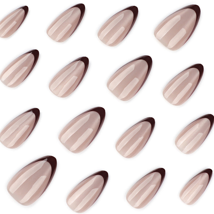 Künstliche Nagelkunst mit elegantem French-Tip Karnz