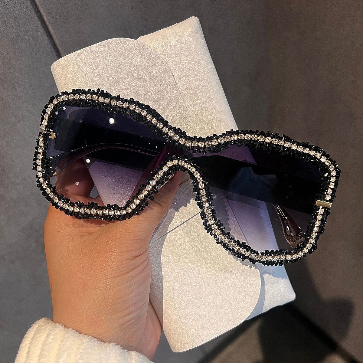 Damen Glamouröse Sonnenbrille mit auffälligem Kristallrahmen Karnz