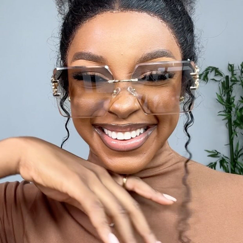 Damen modische Sonnenbrille mit außergewöhnlichem Design und goldenen Akzenten Karnz