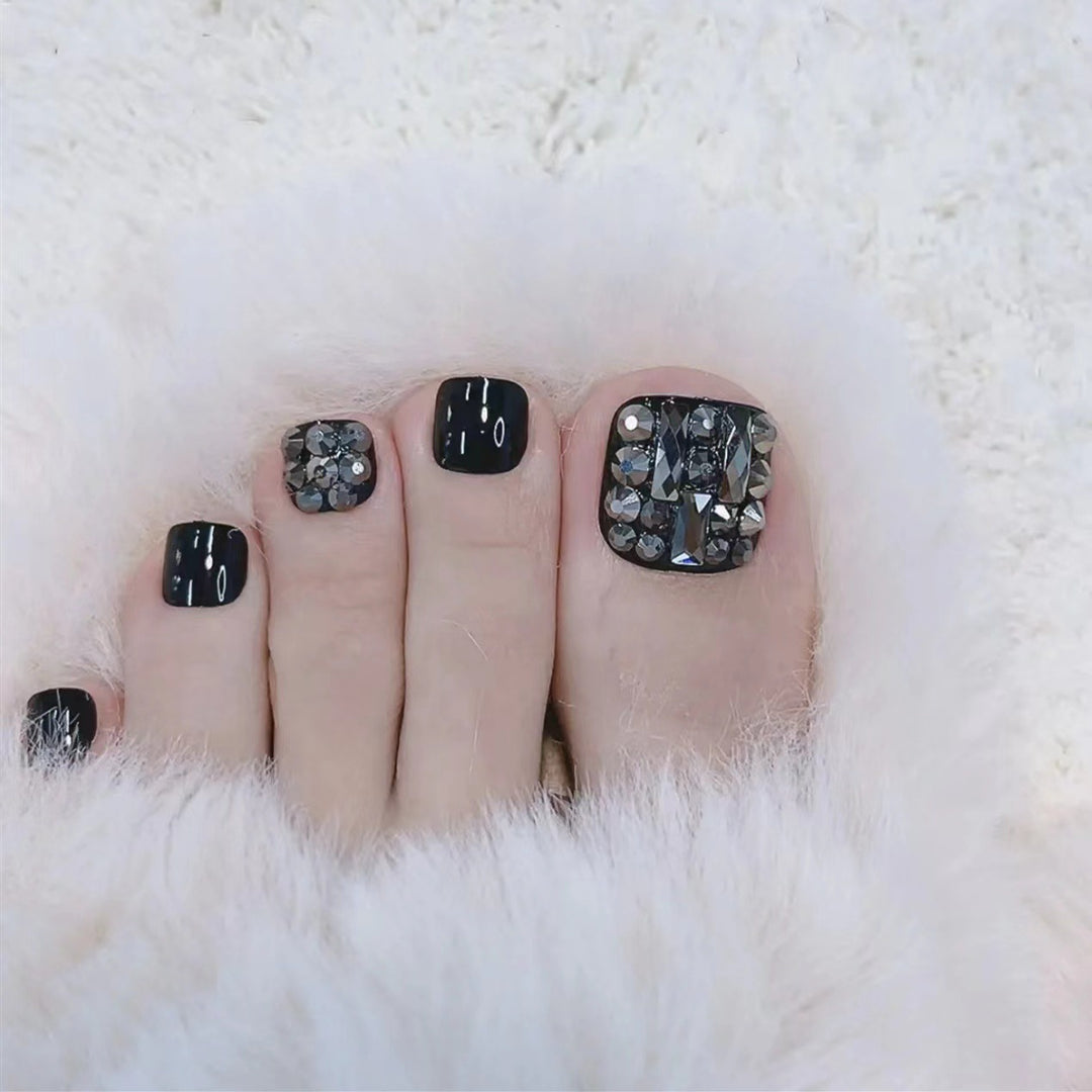Kunstvolle Fußnägel mit Glitzerakzenten Karnz