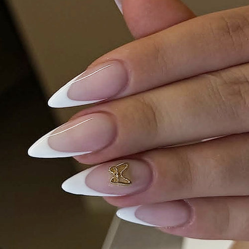 Modisches Press-On-Nagelset mit eleganten French Tips und dekorativen Akzenten Karnz